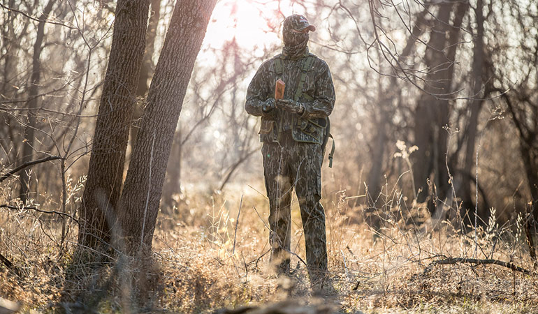 Hunter in Mossy Oak Bottomland camouflage – Outdoors Pro hunting gear